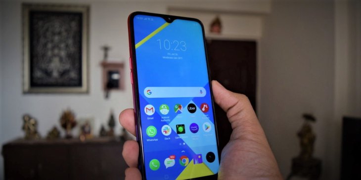 Realme 3i Review Phone In Hand Showing Display 120