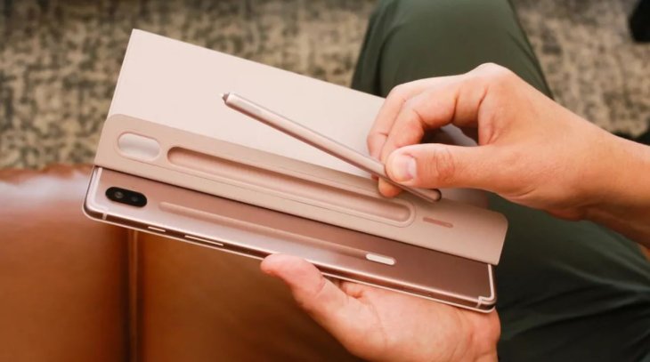 The-updated-S-Pen-stylus-acts-as-a-wireless-shutter-2