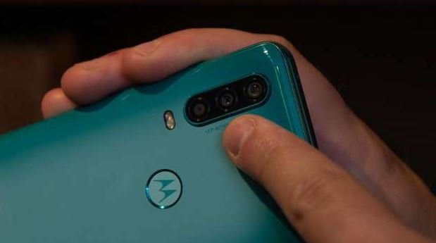 The-phone-houses-a-16MP-camera-for-action-recording-2