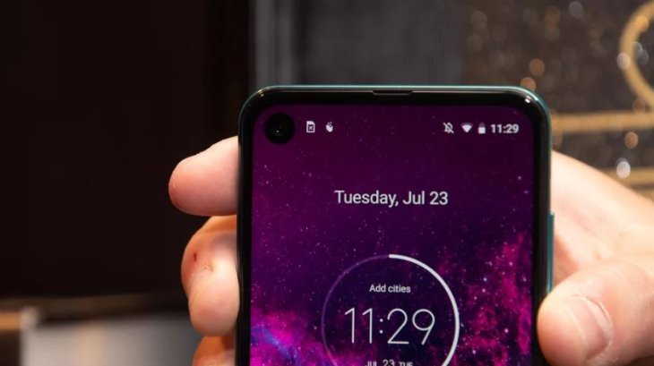 The-front-facing-camera-is-12MP-3