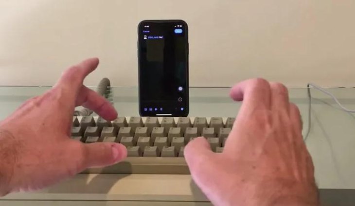 this-youtuber-used-the-original-mac-keyboard-with-his-iphone-x-2