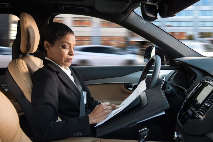 autopilot-cars-to-become-mobile-vomitoriums-4