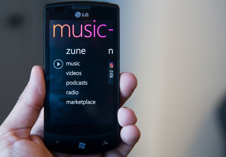 7 Cool And Useful Things To Do With Your Old Phone - MobyGeek.com