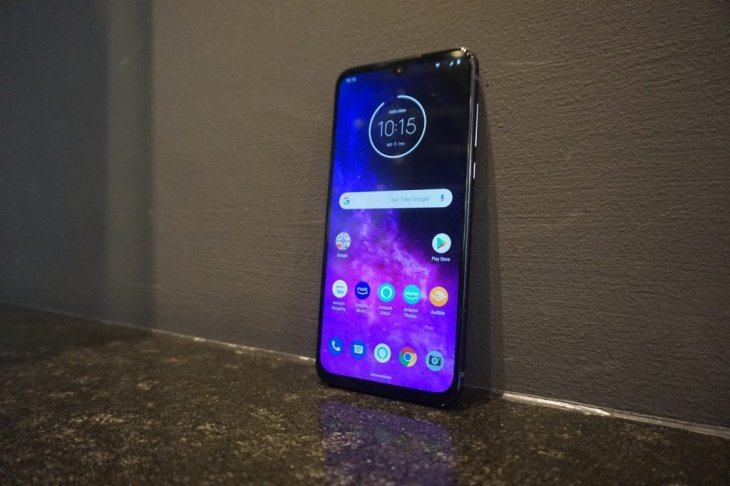 Motorola One Zoom Three Quarter 1024x683