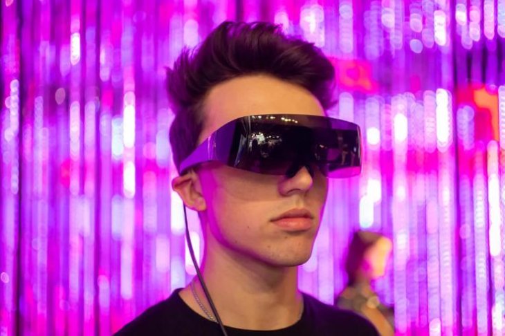 these-vr-glasses-bring-an-entire-cinema-to-your-eyes-3