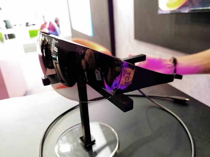 these-vr-glasses-bring-an-entire-cinema-to-your-eyes-4