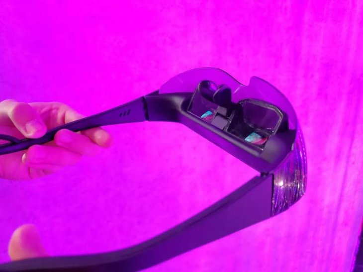 these-vr-glasses-bring-an-entire-cinema-to-your-eyes-5