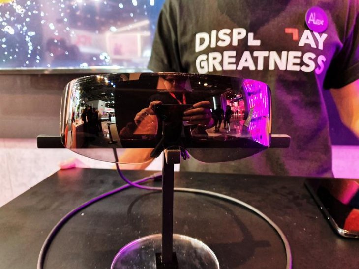 these-vr-glasses-bring-an-entire-cinema-to-your-eyes-6