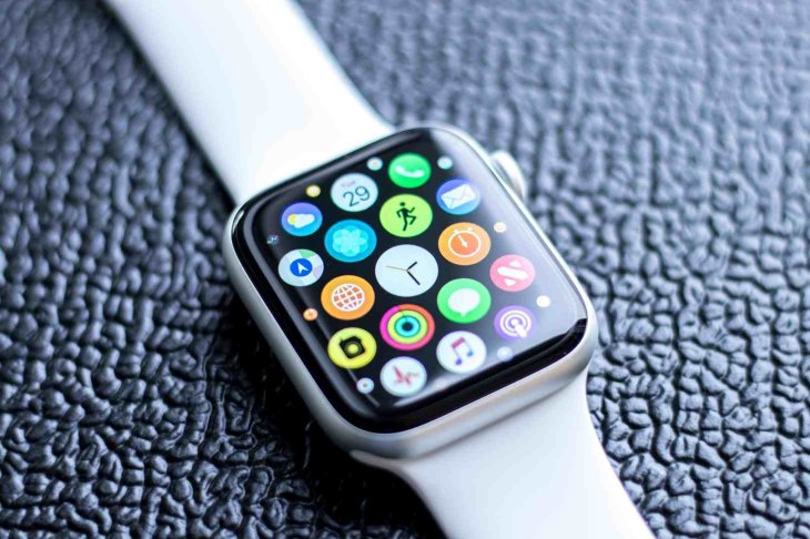 fitness-tracker-cellphone-circuitry