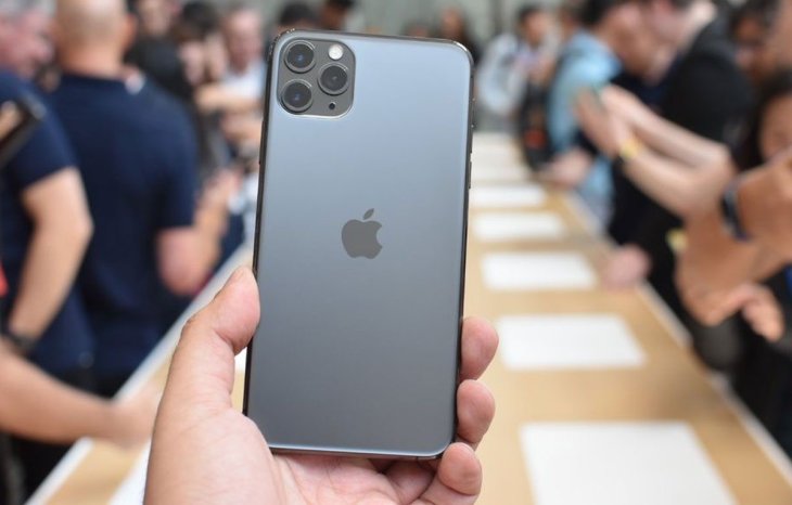 With Iphone 11 You Can Simply Point At Other Peopl