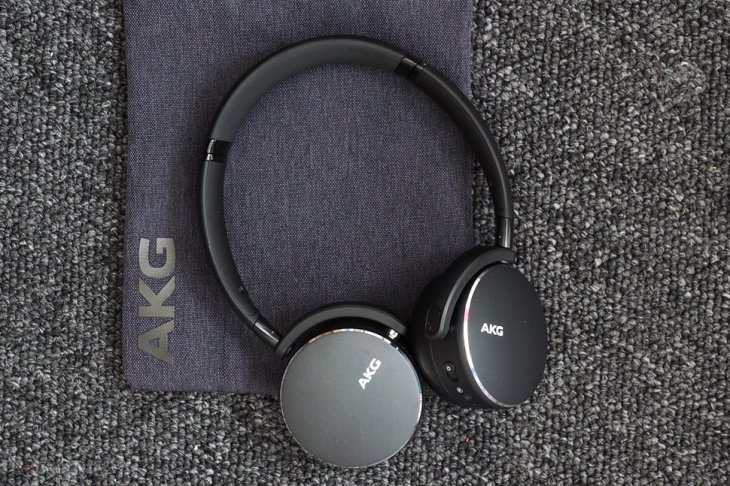 AKG Y500