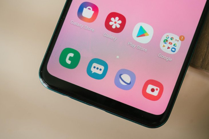 Samsung Galaxy A30s bottom chin