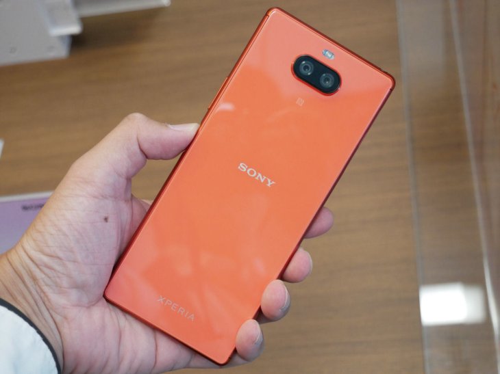 Sony Xperia 8 2