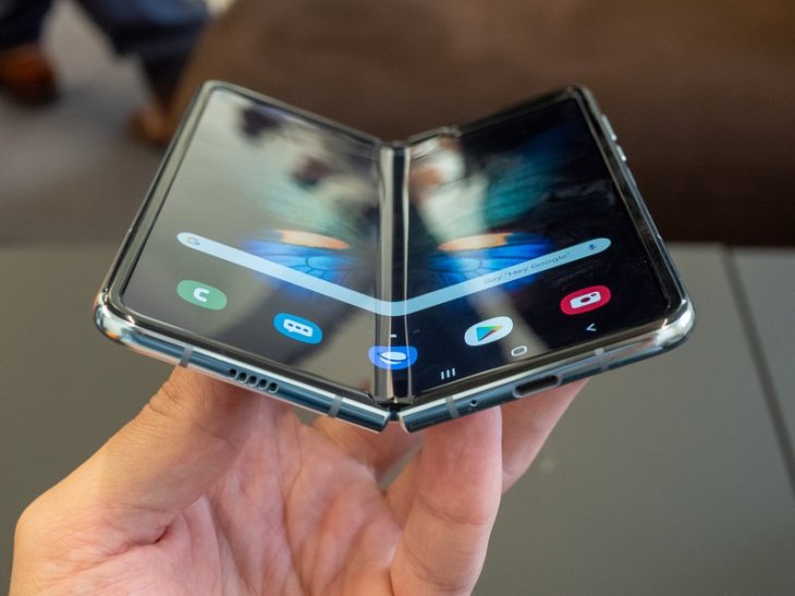 motorola-razr-vs-samsung-galaxy-fold-3