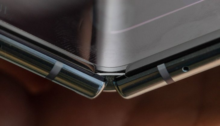 motorola-razr-vs-samsung-galaxy-fold-7