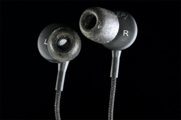 earbuds-eartips-clean