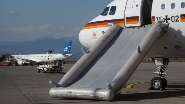 An Emergency Slide Fells From Airplane And Lands In A Man’s Yard ...