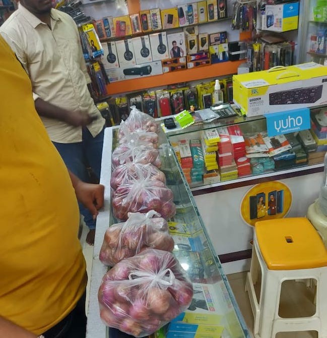you-will-get-1-free-kg-of-onions-when-buy-smartphones-at-this-shop-2