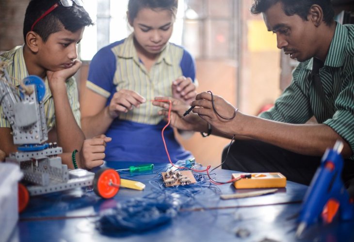 bengaluru-students-are-enjoying-robotics-classes-at-schools-1