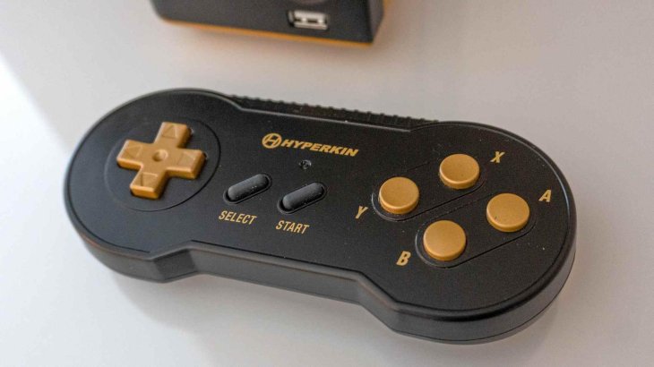 retron-jr-lets-you-play-game-boy-on-your-tv-2