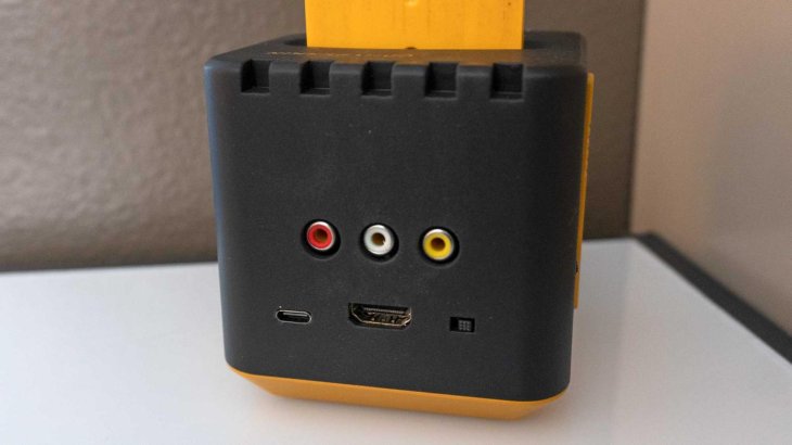 retron-jr-lets-you-play-game-boy-on-your-tv-3