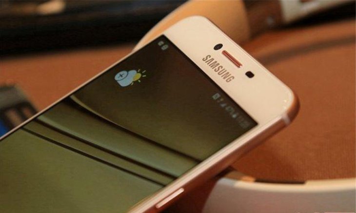 Samsung C7 price in India - display