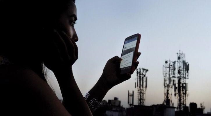 the-indian-goverment-offers-free-movies-to-encourage-people-to-use-the-internet-1