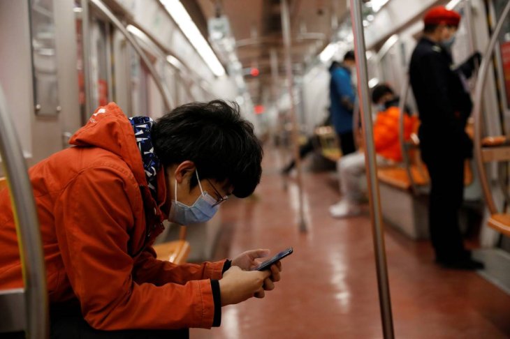 smartphones sales drop by 50% due to the coronavirus