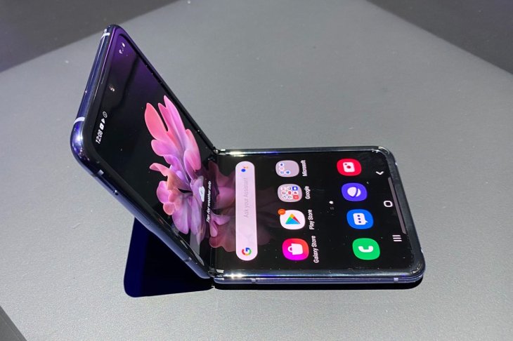 The Galaxy Z Flip Is Better Than Motorola Razr In Every Way - MobyGeek.com