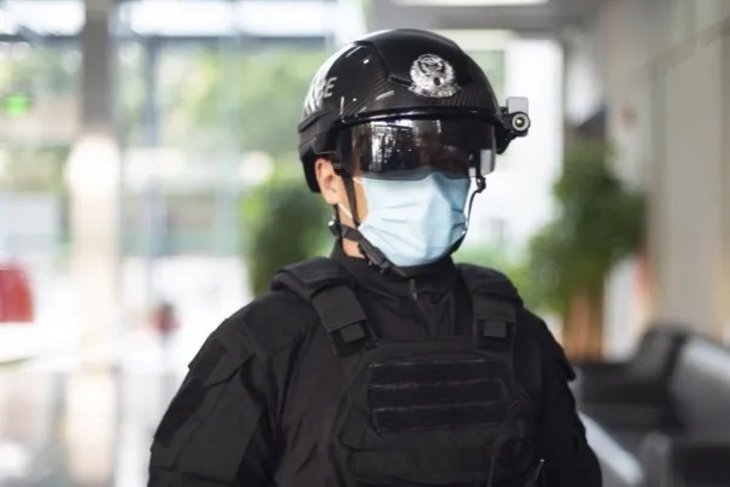 Dubai Police Use AI Smart Helmet For COVID-19 Patients Detection ...
