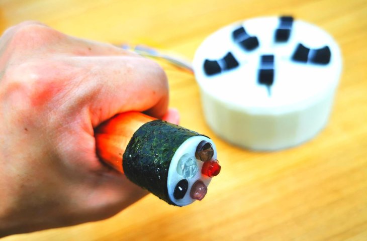 It has different gels, color-coded, for different tastes