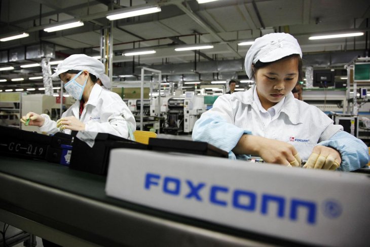 Foxconn Worker Assembly Line