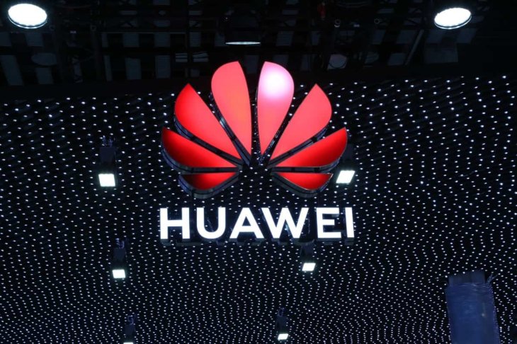 Huawei Follow Apple Remove Chargers Feature