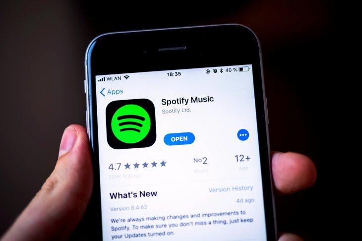 Why Spotify Randomly Pauses And How You Can Fix It - MobyGeek.com