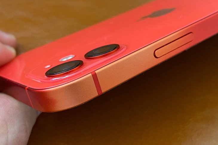 Iphone 12 Red Aluminum Fades Around Part Of The Ed